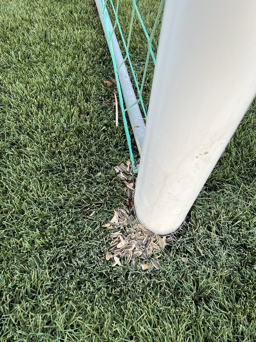 العارضة اللي واقف عندها خالد عيسى