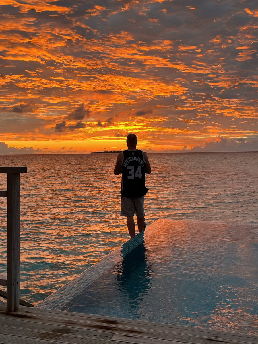 b1gduce's tweet photo. @Bucks @johnsoncontrols #BucksAroundtheGlobe Maldives https://t.co/HhFqKE8JAA