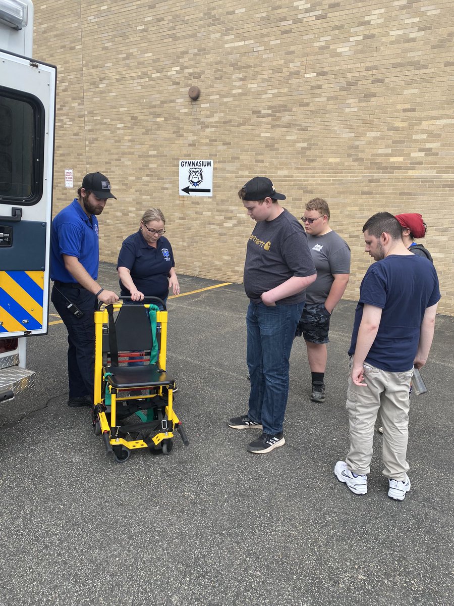 Basketmomma7's tweet photo. Big shout out 📣 to Patti and Matt at Tri-Boro First Aid for teaching us at Butler RISE so much today 🚑🏥
#firstresponders #volunteers #givers #realworldexperiences #transitioneducation #Bulldogvillage
#communityawareness https://t.co/UFmU8MzHc6