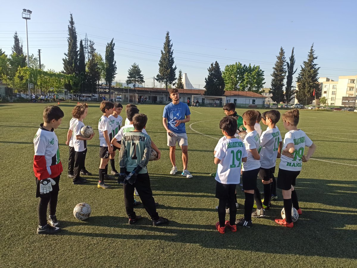 HisareynSpor's tweet photo. Alt yapımızdan yetişen Oktay Gürdal Vanspor'da profesyonel geçen ilk sezonun ardından kulübümüze ziyarette bulundu.2011 doğumlu futbolculara deneyimlerini aktaran başarılı oyuncumuza teşekkürederiz
@oktay_gurdal
#OG50
#mutlulukturHisareynspor
#altyapıbizimişimiz
#gelecekumutdolu https://t.co/8295dKTgn2