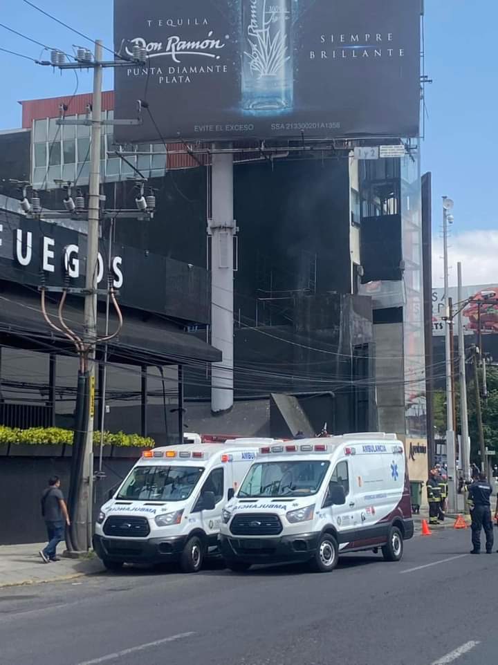EdomexRed's tweet photo. Esta tarde se #incendio una parte del edificio Apolonia ubicado sobre #periférico norte a la altura de #Naucalpan.
Servicios de #emergencia llegaron al lugar para sofocar las #llamas, debido a esto fue cerrada la circulación en la lateral en dirección al sur. https://t.co/tKkPXTxDEl