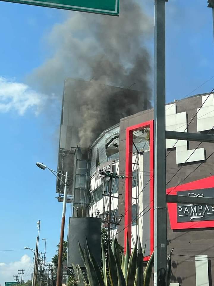 EdomexRed's tweet photo. Esta tarde se #incendio una parte del edificio Apolonia ubicado sobre #periférico norte a la altura de #Naucalpan.
Servicios de #emergencia llegaron al lugar para sofocar las #llamas, debido a esto fue cerrada la circulación en la lateral en dirección al sur. https://t.co/tKkPXTxDEl