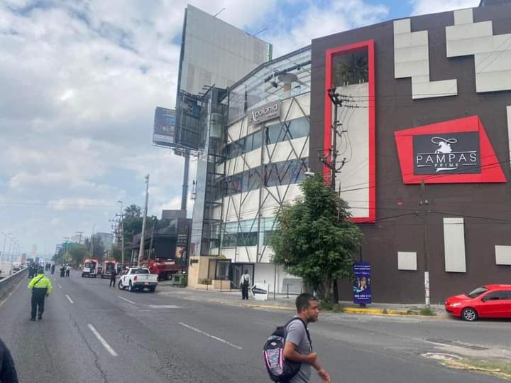 EdomexRed's tweet photo. Esta tarde se #incendio una parte del edificio Apolonia ubicado sobre #periférico norte a la altura de #Naucalpan.
Servicios de #emergencia llegaron al lugar para sofocar las #llamas, debido a esto fue cerrada la circulación en la lateral en dirección al sur. https://t.co/tKkPXTxDEl
