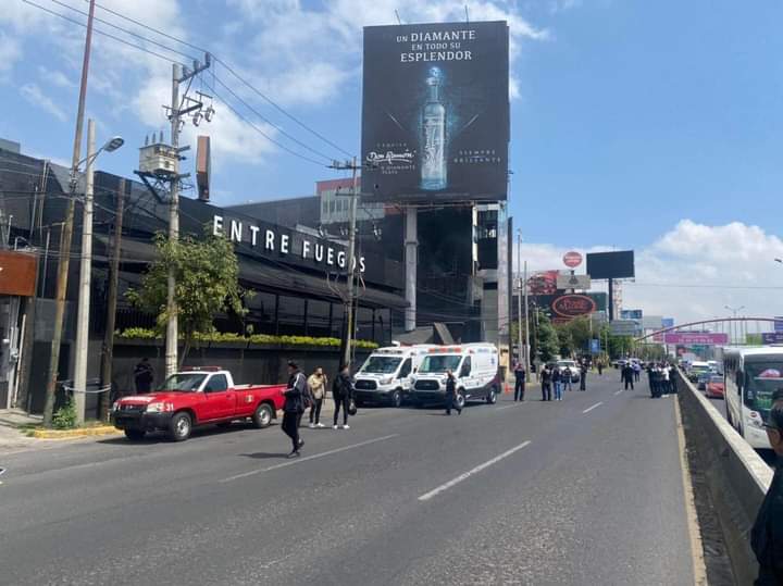 EdomexRed's tweet photo. Esta tarde se #incendio una parte del edificio Apolonia ubicado sobre #periférico norte a la altura de #Naucalpan.
Servicios de #emergencia llegaron al lugar para sofocar las #llamas, debido a esto fue cerrada la circulación en la lateral en dirección al sur. https://t.co/tKkPXTxDEl