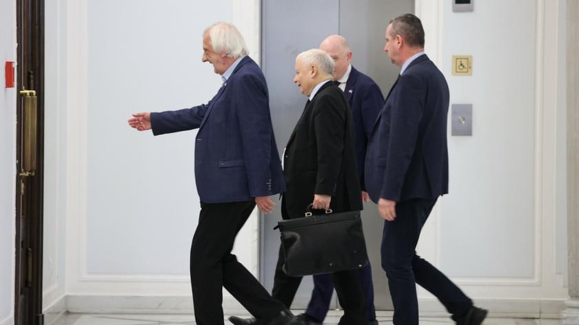 WiktoriaKrasno1's tweet photo. Tajne spotkanie: “Uprzejmie informujemy, że w dniu 11 maja, o 19, odbędzie się posiedzenie klubu parlamentarnego PiS poza gmachem Sejmu. Obecność jest obowiązkowa”

Do takiego punktu doszła polska polityka, zresztą nie pierwszy raz, że podobnymi sprawami „wagi państwowej” https://t.co/CAOZCBXZB4