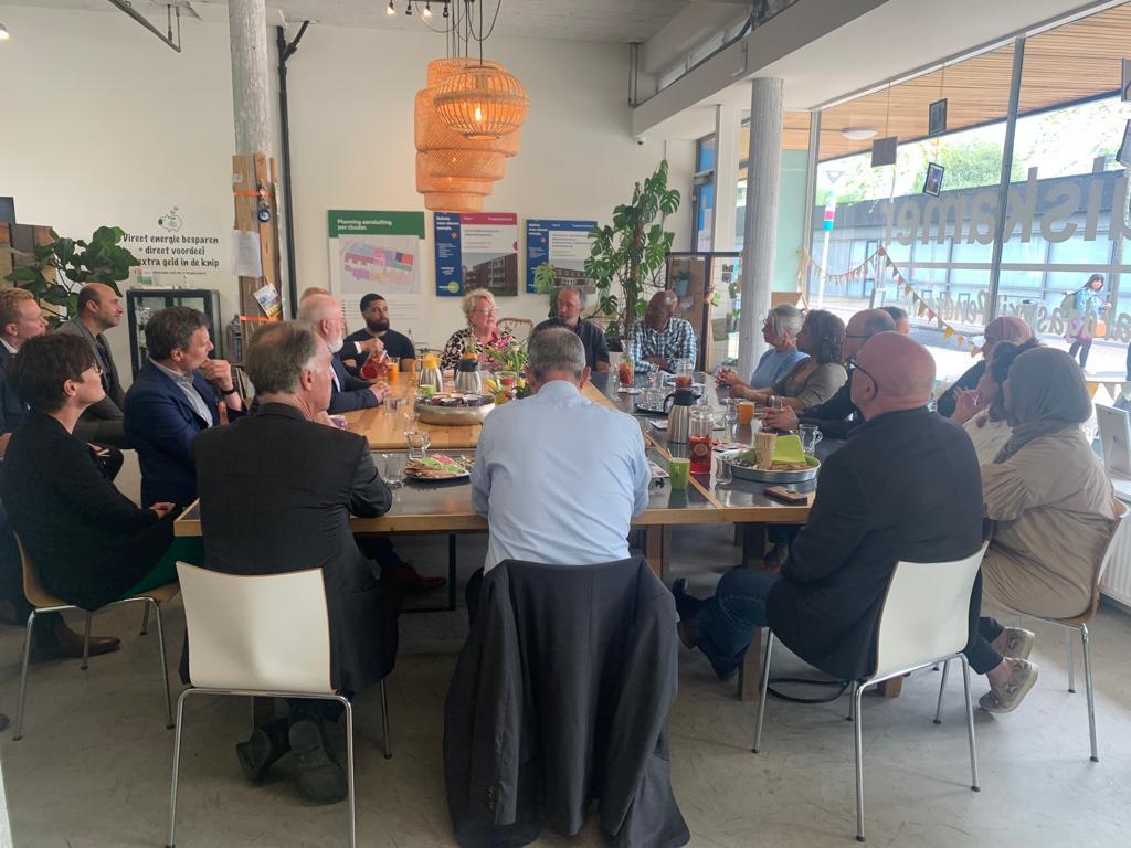 Gisteren brachten Frans Timmermans en burgemeester Aboutaleb een bezoek aan de gebiedsaanpak Pendrecht #aardgasvrij. Goede gesprekken met bewoners en oa stilgestaan bij energiearmoede en groene banen met oa <a href="/beroepentuin/">De Beroepentuin</a>