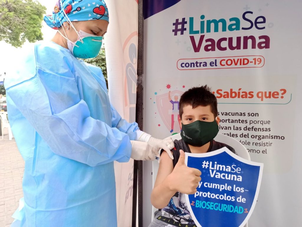 MuniLima's tweet photo. ¡Nuestra campaña #LimaSeVacuna llega a Villa María del Triunfo!
🙌🏼 Este jueves 12, los vecinos podrán inmunizarse contra la varicela, polio, virus del papiloma humano, hepatitis B, influenza, neumococo, #COVID19, entre otras enfermedades prevenibles. ▶️ https://t.co/AYzZoCE0se https://t.co/75EOIDA6qI
