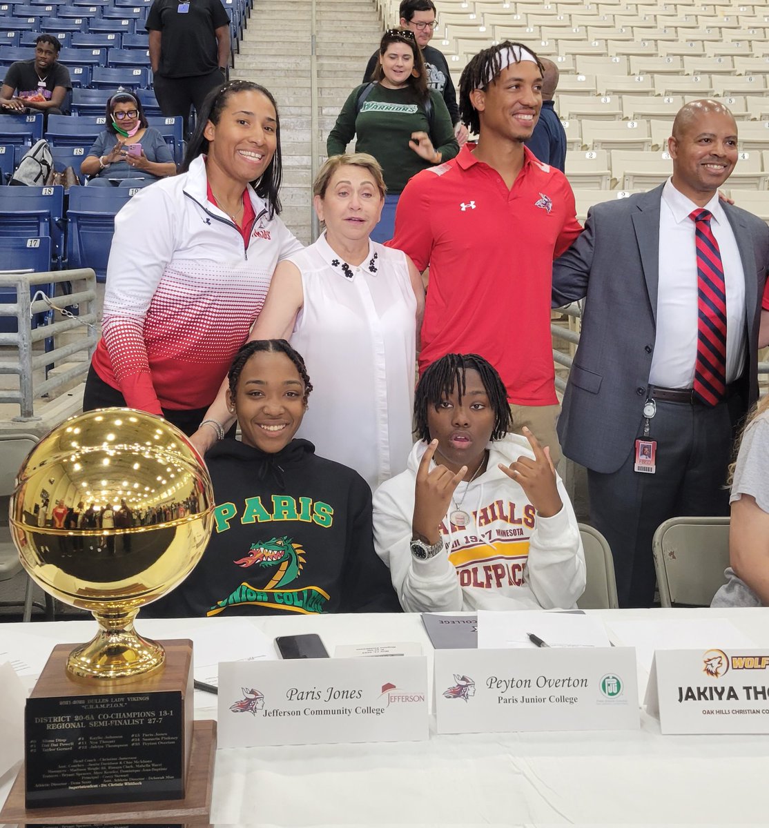 Felicia22147837's tweet photo. FBISD Athletics Spring Signing Day 
@hoops4kiya1 @ChristinaJamer4 @DullesGBB @DHS_Vikings @soverton5 @CoachBTucker @vypehouston @FBISDAthletics @RStarzAthletics @Paris_Jones2 https://t.co/Q4NuSlSIOT