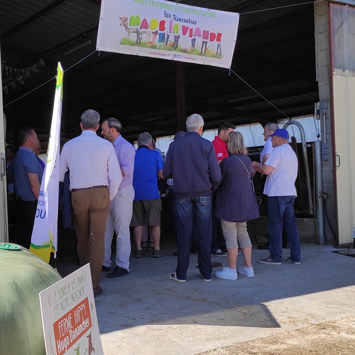 InterbevAuRA's tweet photo. Pour @DanancherHugo et Jonathan Janichon et leurs équipes, cette journée #MadeInViande permet d'échanger avec les élus territoriaux et parties prenantes sur les activités de l'élevage, notamment autour d'un bon déjeuner et d'un burger #viande Pays de l'@Departement_AIN https://t.co/uyeN8KeYAy
