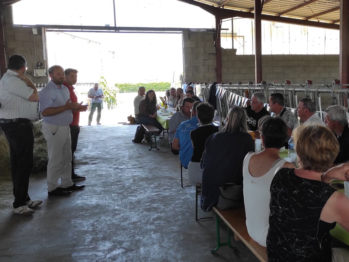 InterbevAuRA's tweet photo. Pour @DanancherHugo et Jonathan Janichon et leurs équipes, cette journée #MadeInViande permet d'échanger avec les élus territoriaux et parties prenantes sur les activités de l'élevage, notamment autour d'un bon déjeuner et d'un burger #viande Pays de l'@Departement_AIN https://t.co/uyeN8KeYAy