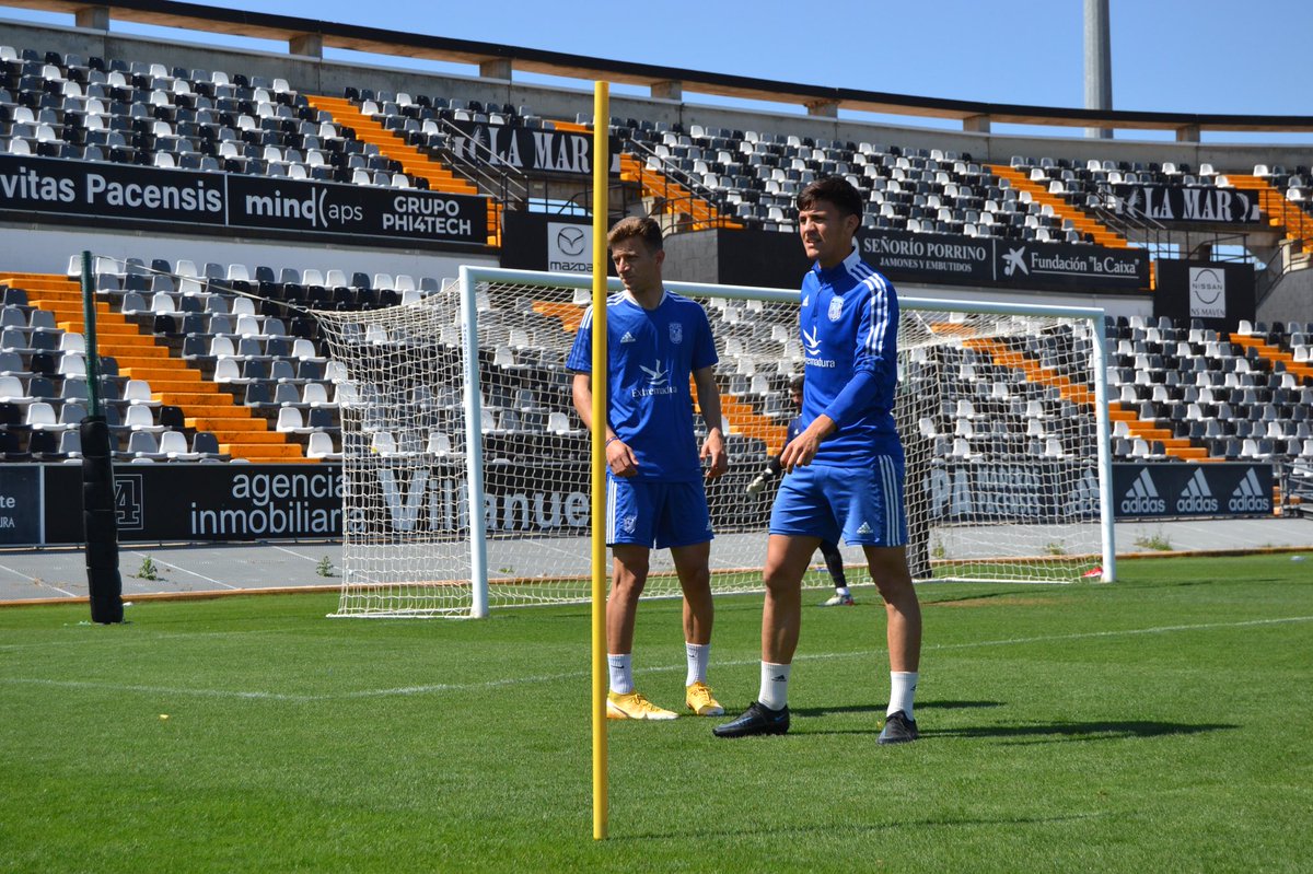 CDBadajoz's tweet photo. ¿Qué tenemos alguna baja? 🙄¡Tenemos gente detrás que viene con mucha fuerza!💪🏼
Varios jugadores del filial y juvenil continúan en dinámica de primer equipo. ¡Gracias a todos por sumar y por vuestro compromiso diario!
¡Juntos, hasta el final! https://t.co/MfzaNwqCk4