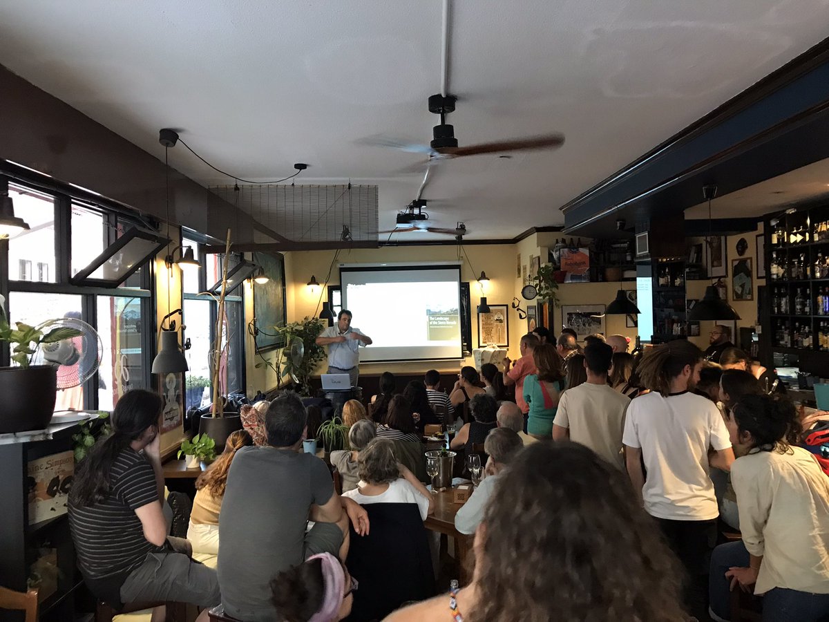 carlpeto's tweet photo. ¡Arrancamos el tercer y último día de @pintofscienceES en #barDamasqueros! Ya tenemos a @Juanma_Medina_S hablando de las bolas de cristal del cambio climático y seguirá @Pulgar_Panda con los caminos de la evolución. Vente (¡si cabes!) #Pint22GRA #Pint22ES https://t.co/Ft9ci9F5v4