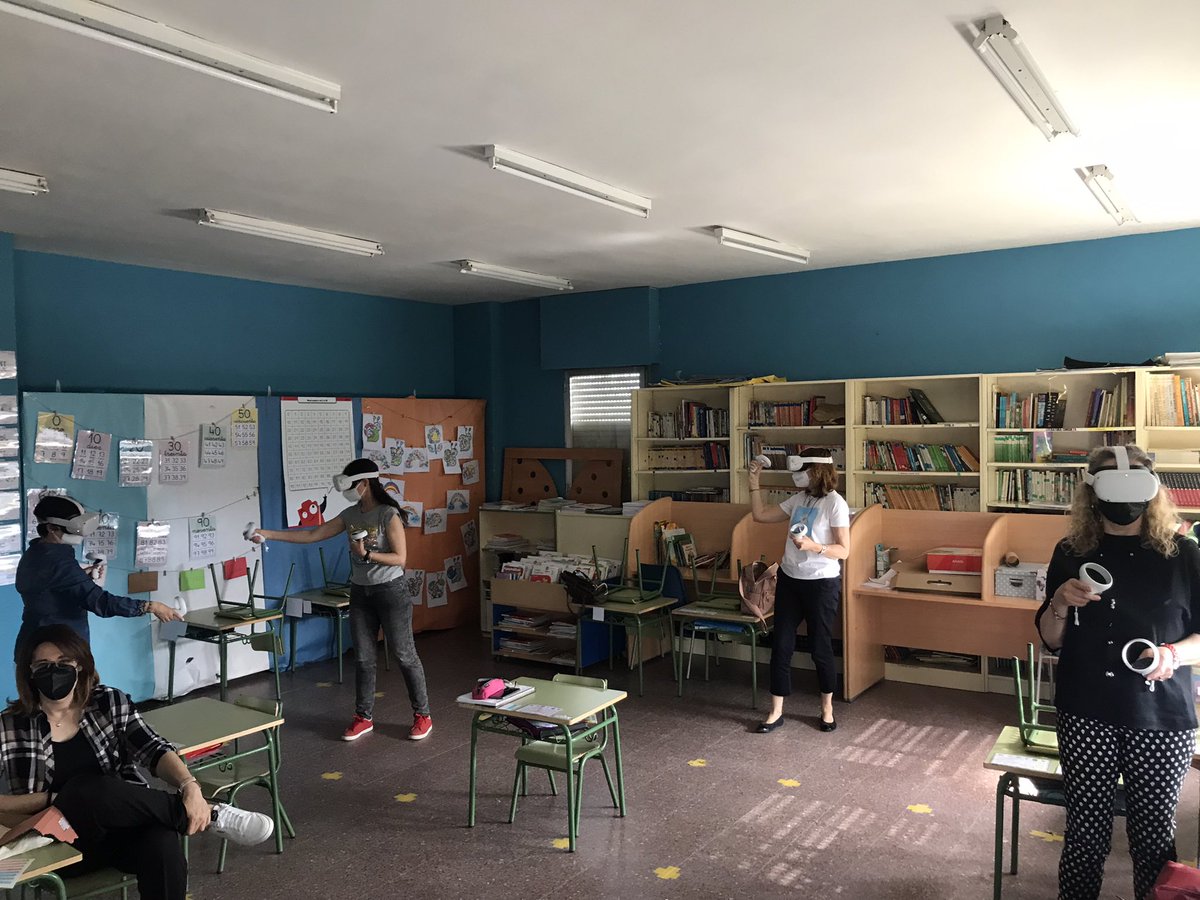 ceipS_TomasAV's tweet photo. Comenzamos la #formación sobre #GafasRealidadVirtual. ¡Una gran experiencia educativa que esperamos trasladar pronto a nuestro alumnos! #PlanTIC @MMCCAvila @educacyl https://t.co/ZITCvVFHPY