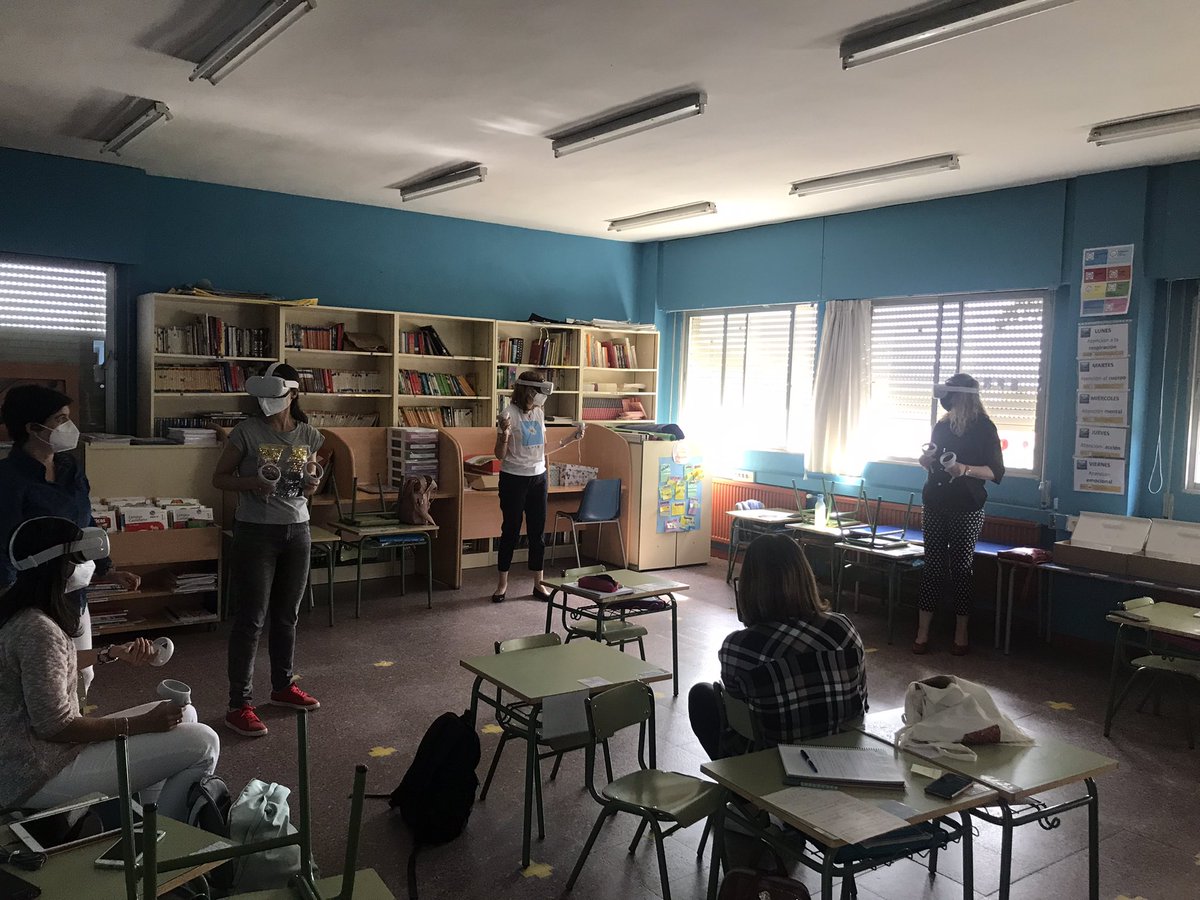 ceipS_TomasAV's tweet photo. Comenzamos la #formación sobre #GafasRealidadVirtual. ¡Una gran experiencia educativa que esperamos trasladar pronto a nuestro alumnos! #PlanTIC @MMCCAvila @educacyl https://t.co/ZITCvVFHPY
