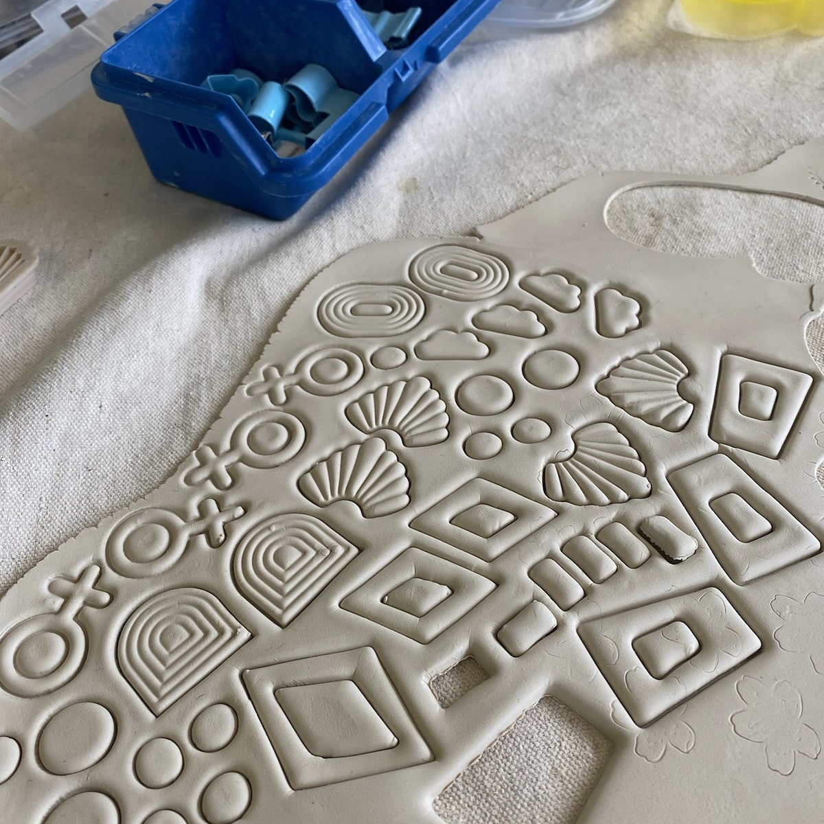 EWMASTORE's tweet photo. Join us tomorrow, Thursday May 12th, for Ceramic Jewelry making lead by @kilnceramicjewelry in the EWMA Studio from 12-3pm.

#ceramic #jewelry #making #ewmastudio #pottery #wearableart #freeworkshop #community #processpics https://t.co/nl06DTCve4