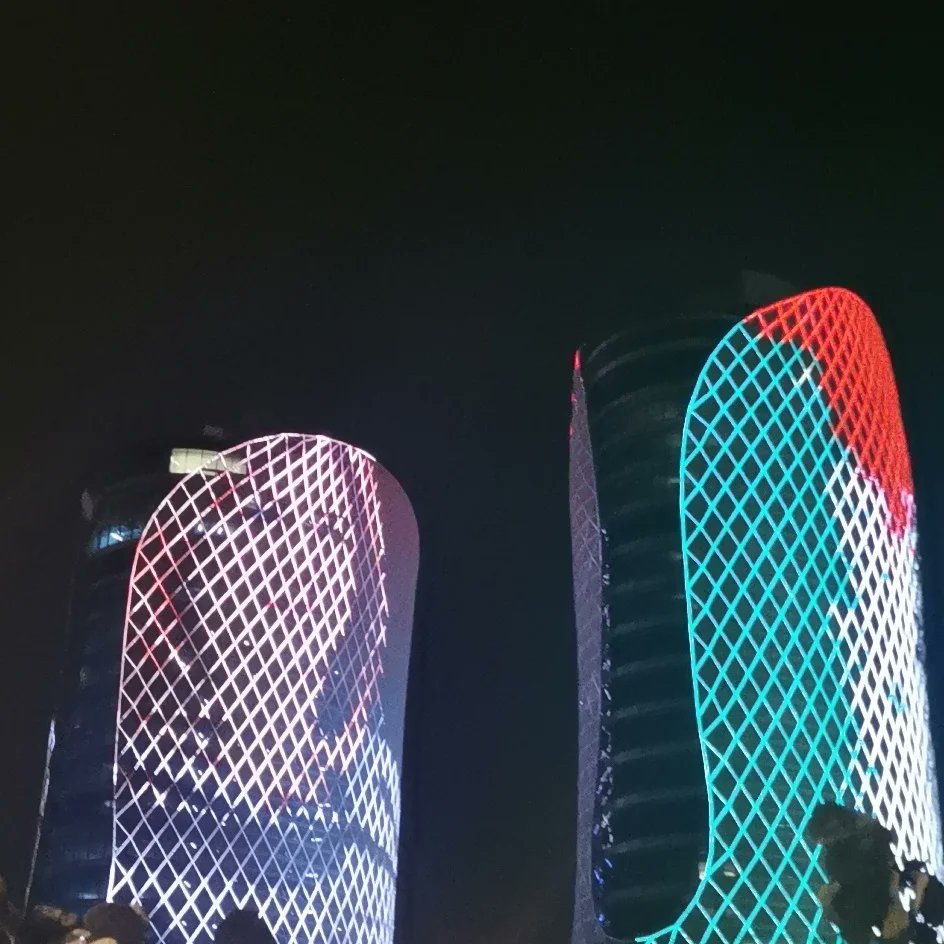 la voix des sans voix,a été assassiné ce matin par les forces terroristes israéliennes.

"J'ai choisi le journalisme pour être proche des gens.ce n'est peut-être pas facile de changer la réalité, mais au moins j'ai pu faire entendre cette voix dans le monde "
#Shereen_Abu_Aqleh