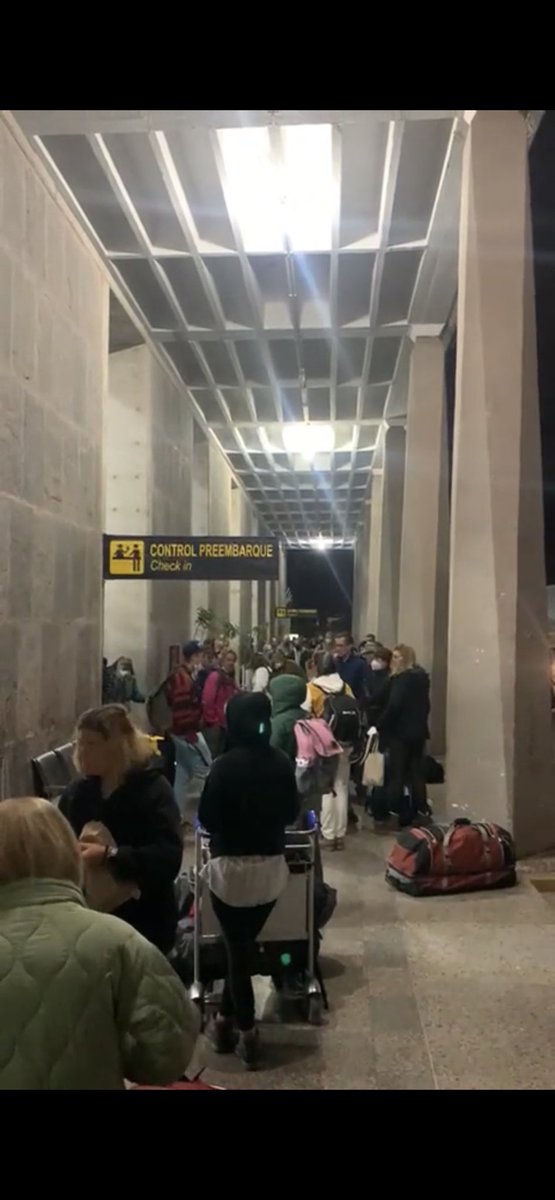 juanstoessel's tweet photo. Terrible maltrato a pasajeros en aeropuerto de Cusco, Corpac no los deja entrar al terminal por “falta de personal” hasta poco tiempo antes que salga su vuelo, todo esto en plena temporada de heladas, ministro de transportes/de turismo???? https://t.co/F0Xz40th0c