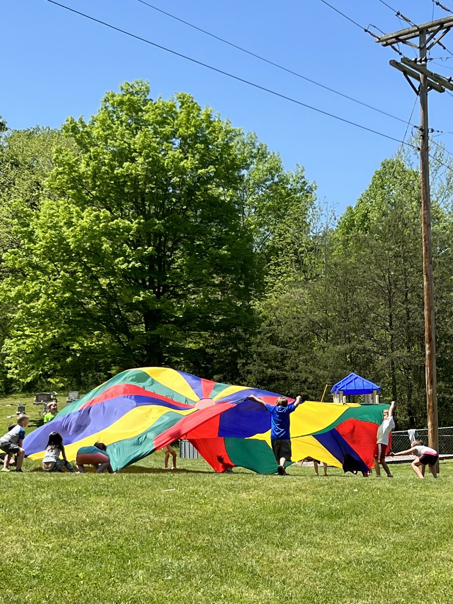rendylaflesh's tweet photo. Today was a fun field day for K-2 I believe they enjoyed all the activities especially the water games @FESDragons https://t.co/Ipe0LBcy3q