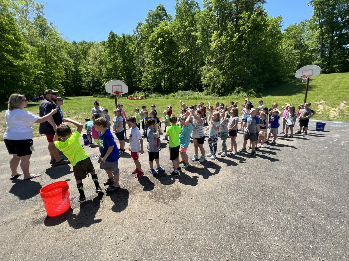 rendylaflesh's tweet photo. Today was a fun field day for K-2 I believe they enjoyed all the activities especially the water games @FESDragons https://t.co/Ipe0LBcy3q