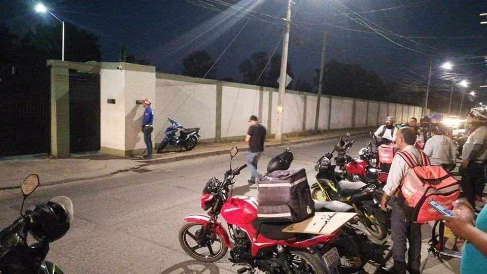 HomeroSinson70's tweet photo. Elementos de @sedena del #8RBR de #Irapuato pidieron pollos rostizados vía app de #Uber un militar recogió el pedido dijo no tener cambio entro al cuartel por dinero, pero nunca salió a pagar llegaron mas repartidores para exigir el pago IGUAL de RATAS QUE
@lopezobrador_ https://t.co/A2LAyFcmss