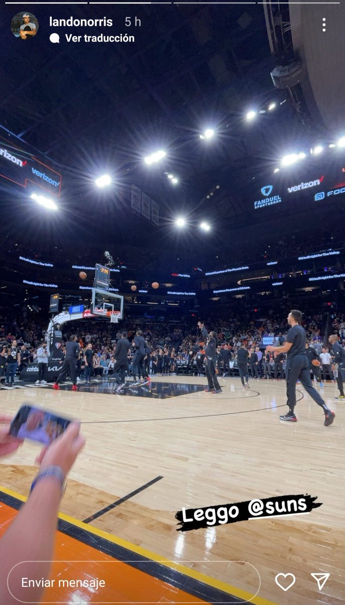 SunsArg's tweet image. Anoche tuvimos un invitado especial en el Footprint Center. El piloto de Fórmula 1, @LandoNorris (McLaren) estuvo apoyando a Phoenix Suns y Devin Booker 🧡 #ValleyProud