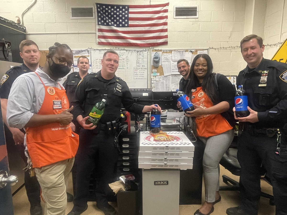 Building Strong Relationships is what we do! Thank you to @NYPD113Pct for all you do you support our store in Springfield Gardens. We Appreciate You! @CiniglioR @Vinnie_Merlo @EdsaintG13 @FelixRamirezD82