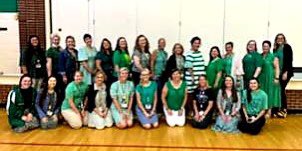 Not the clearest picture, yet the message is loud &amp; clear…Eastview loves like family, and proudly promotes Mental Health Awareness by wearing green.
📢💚🍏