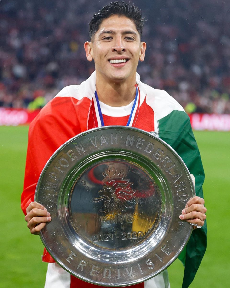 EdsonAlvarez19's tweet photo. Las batallas de la vida son continuas, y no las gana el más fuerte, sino el que nunca desiste de su sueño.🦁 WEER KAMPIOEN VAN NEDERLAND.🏆❤️‍🔥 @AFCAjax https://t.co/sLqnrlcFWH