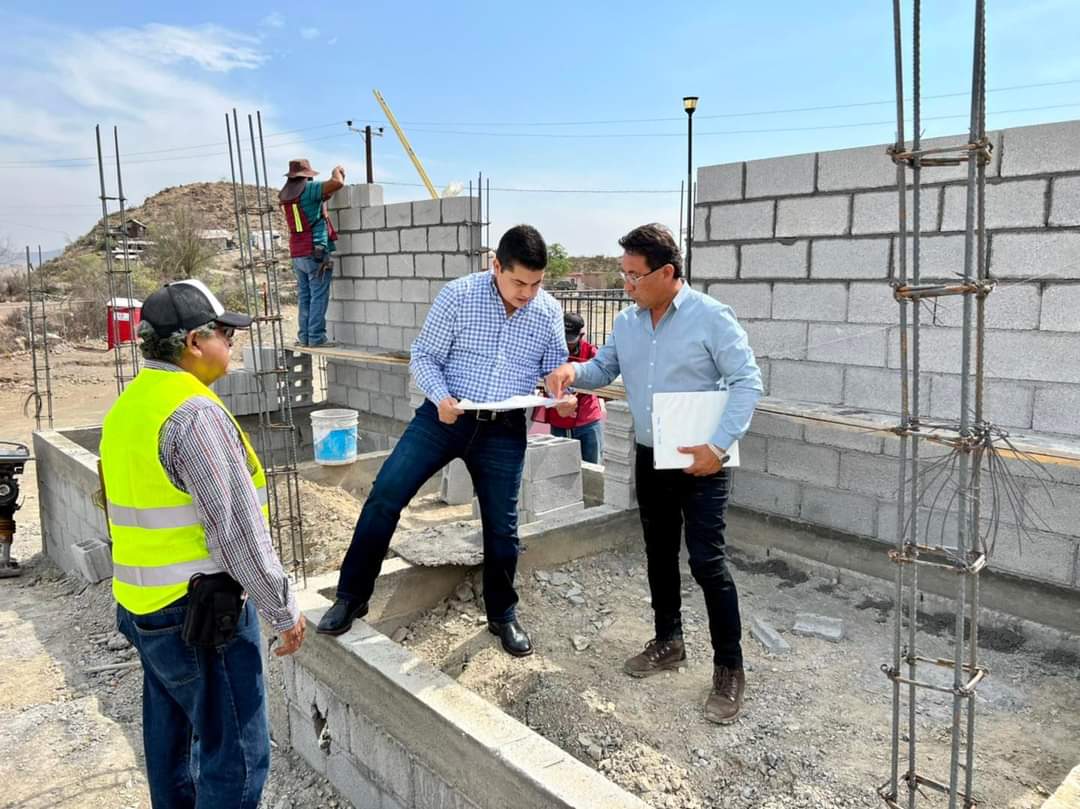 ICIFED's tweet photo. En visita de supervisión, nuestro Director General @julio_long11, constató los avances de los trabajos que se realizan en la primaria "Libertad y Progreso" del ejido La Vega en la ciudad de #Saltillo... https://t.co/azMwFQtDP7