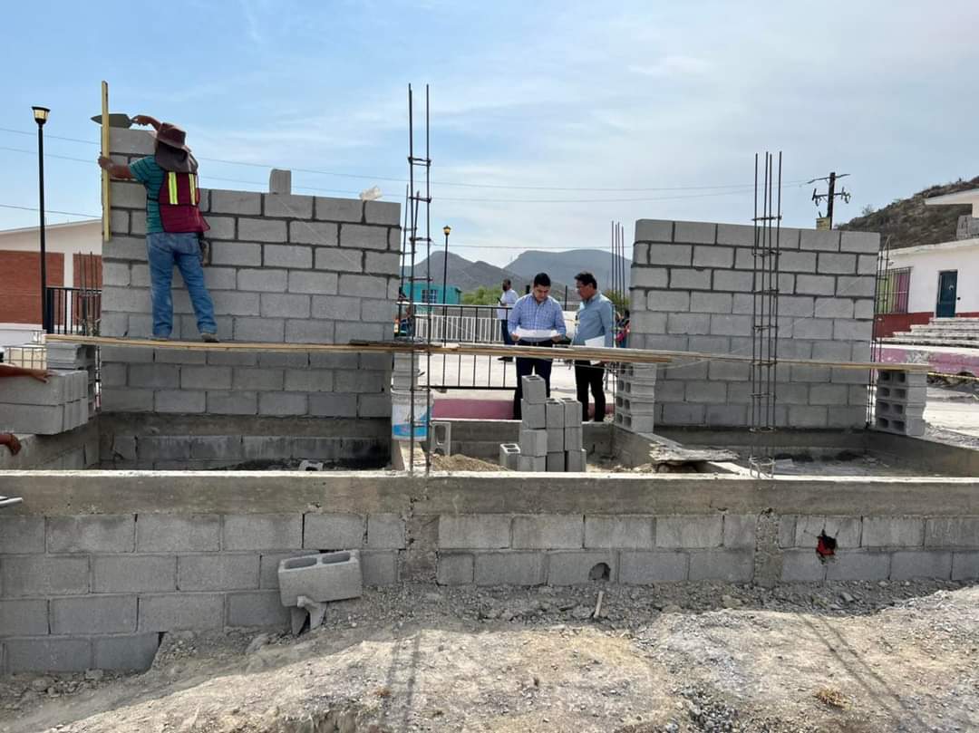 ICIFED's tweet photo. En visita de supervisión, nuestro Director General @julio_long11, constató los avances de los trabajos que se realizan en la primaria "Libertad y Progreso" del ejido La Vega en la ciudad de #Saltillo... https://t.co/azMwFQtDP7