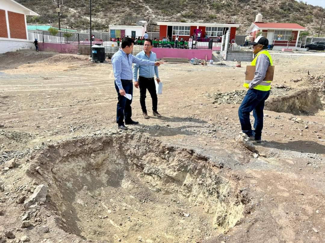 ICIFED's tweet photo. En visita de supervisión, nuestro Director General @julio_long11, constató los avances de los trabajos que se realizan en la primaria "Libertad y Progreso" del ejido La Vega en la ciudad de #Saltillo... https://t.co/azMwFQtDP7