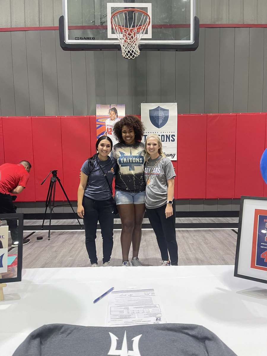 Super proud of Layla and her commitment to Edmonds College! She’s gonna kill it!! 🤩 We can’t wait to see all she accomplishes! Love you! 🧡💙