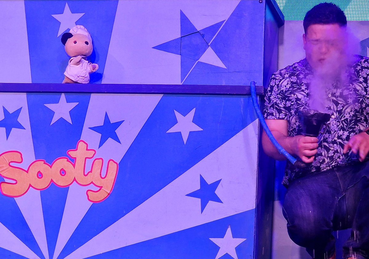 georgeakid's tweet photo. You think I would of learnt my lesson by now! 💨 🫣
It’s always a joy to be back on stage with @Sootyandco and a huge thank you to @Butlins for having us!
We loved it! 💛 🪄 💙
📸 - @DrCatNixon
#sooty #sootyandsweep #thesootyshow #butlins #readytobutlins #justfortots https://t.co/2GAERQSlLq