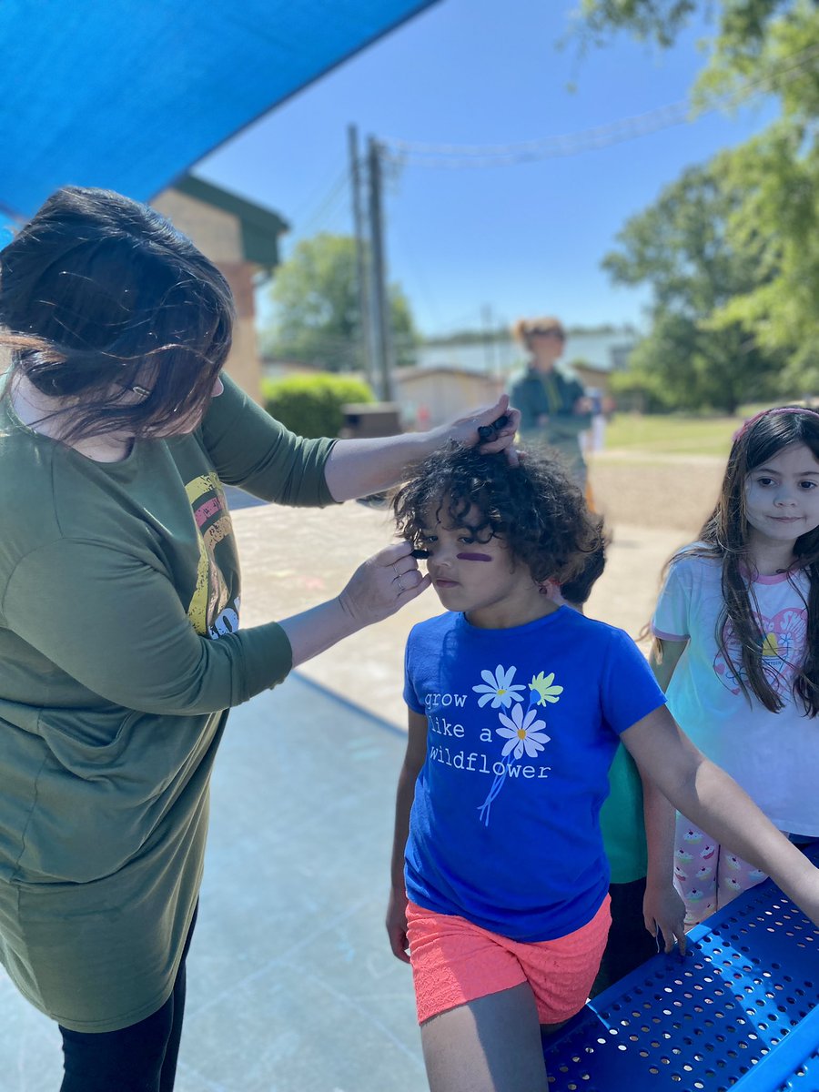 WestLakeElemPTA's tweet photo. Field day, round two, was a hit!! So glad @WestLakePE made it happen, and all the specialists made it special! Thanks to the teachers who shepherded and helped their sweet classes from station to station and to the volunteers for showing up and helping out! @WestLakeElem @WCPSS https://t.co/wk4UirbEjy