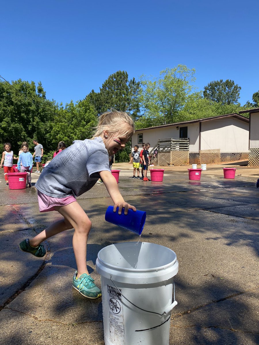 WestLakeElemPTA's tweet photo. Field day, round two, was a hit!! So glad @WestLakePE made it happen, and all the specialists made it special! Thanks to the teachers who shepherded and helped their sweet classes from station to station and to the volunteers for showing up and helping out! @WestLakeElem @WCPSS https://t.co/wk4UirbEjy