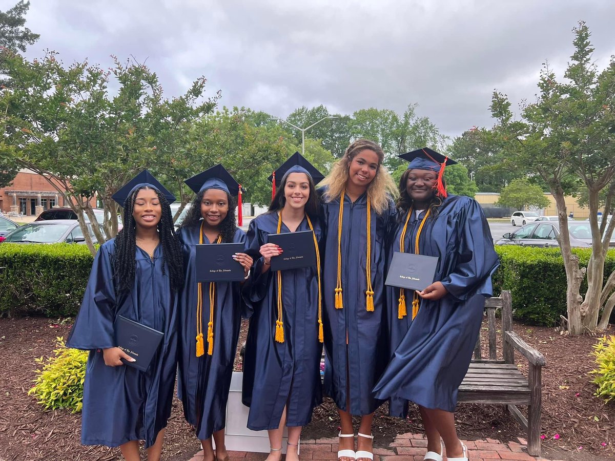 Congratulations to CCHS students Amya Mitchell, Amya Davis, Jade Mitchell, Kennedy Lighty and CEC student MacKenzie Boose for receiving their Associate Degrees from <a href="/COA_Dolphins/">College of The Albemarle</a>!!!
#bruinpride 🎓💙🎓