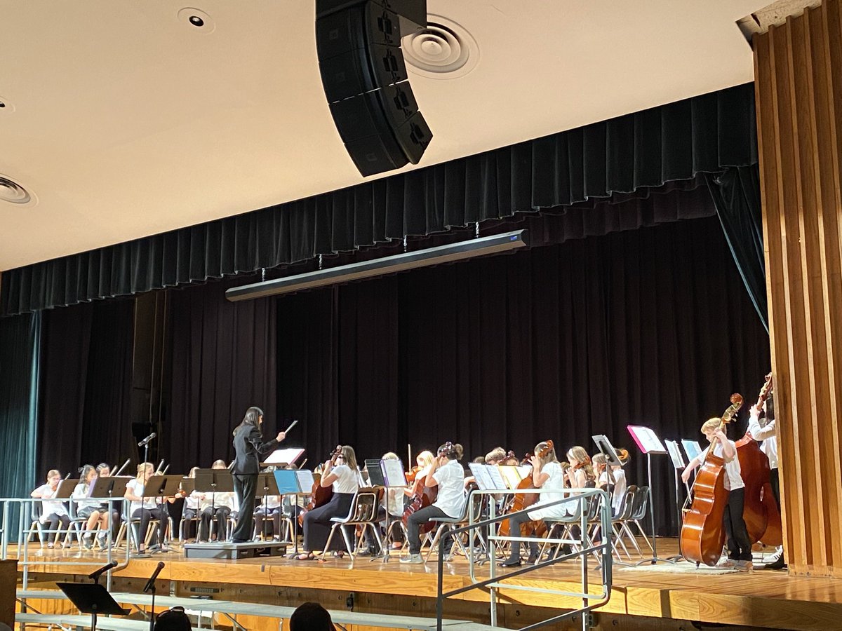 HarborfieldsCSD's tweet photo. What a beautiful concert by the 4th Grade Orchestra and 4th Grade Chorus. 👏 #OneHFamily https://t.co/SgE08X31hG