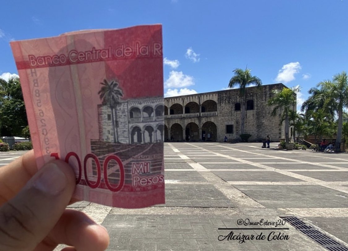 AlexanderAP01's tweet photo. Muy duro Omar Estévez, que hizo estas fotos con los billetes dominicanos en vida real! https://t.co/10oJbu1SZm
