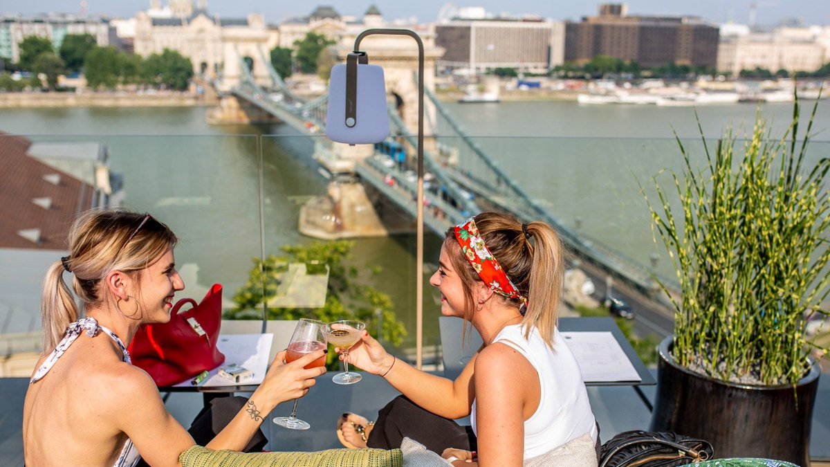 whileinBudapest's tweet photo. The ☀️ is out and #summer is close which means it is rooftop bar season!🍹🥂

Enjoy the gorgeous #Budapest views with a 🍸 in your hands in one of the many #rooftop bars in the city🍾

Check out this list of the top 10 bars in the city👇
https://t.co/gB9d7og3cm

📷@welovebudapest https://t.co/pRGbfD7SxR