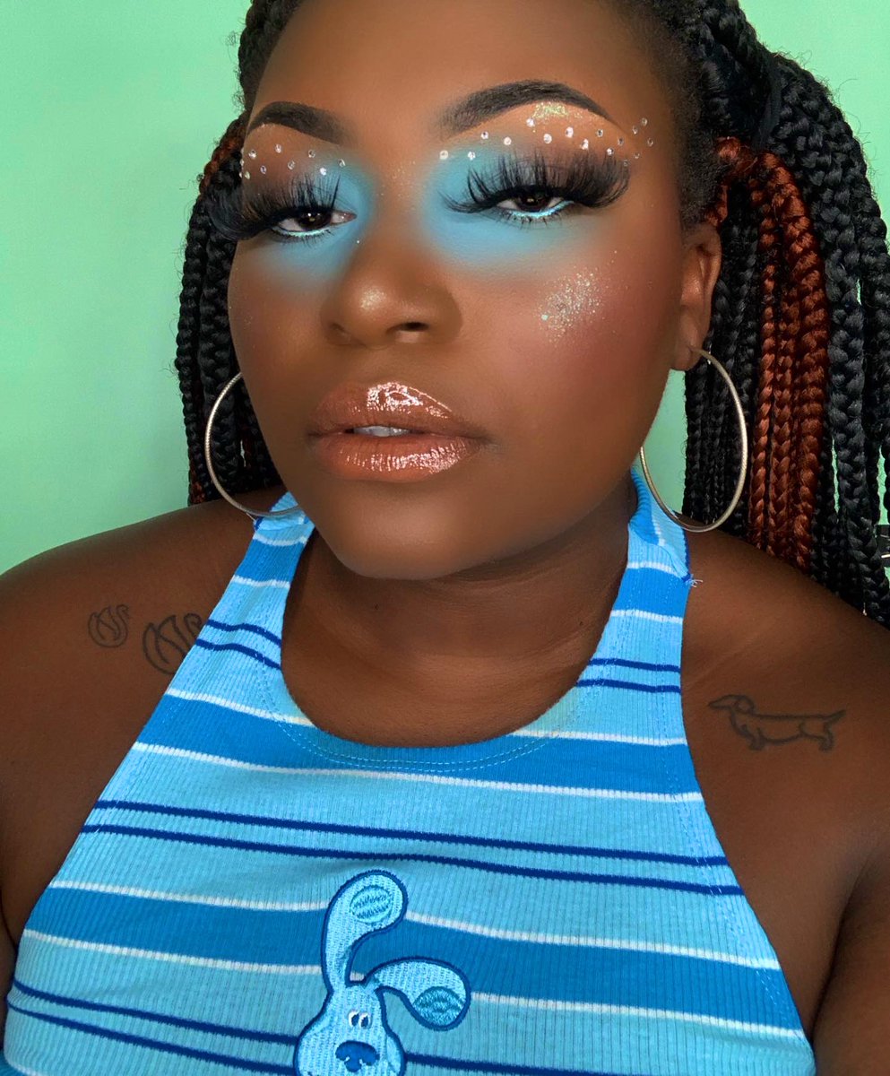 ChipoGray's tweet photo. Had to jump on this beautiful trend by @Naezrah 💙
.
@thecrayoncase iBrow pomade- Ebony
@JeffreeStar banana fetish palette/ gloss- mouthful
@ColourPopCo créme liner- big splash/ pressed blush- babycakes
@rarebeauty tinted moisturizer- 50N
@juviasplace chocolate lippie- toffee
💙 https://t.co/ldZp9vjliw