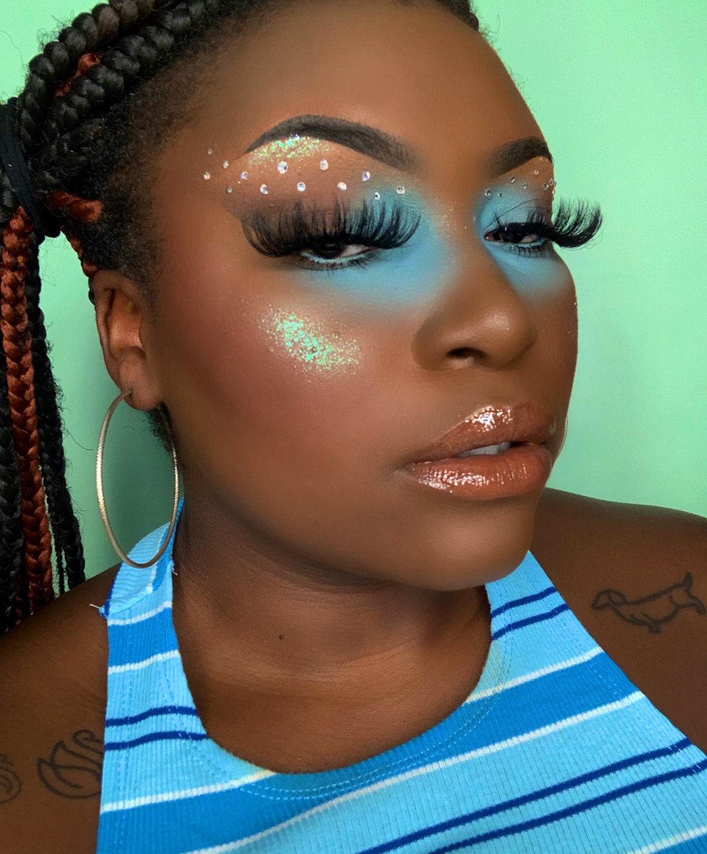 ChipoGray's tweet photo. Had to jump on this beautiful trend by @Naezrah 💙
.
@thecrayoncase iBrow pomade- Ebony
@JeffreeStar banana fetish palette/ gloss- mouthful
@ColourPopCo créme liner- big splash/ pressed blush- babycakes
@rarebeauty tinted moisturizer- 50N
@juviasplace chocolate lippie- toffee
💙 https://t.co/ldZp9vjliw