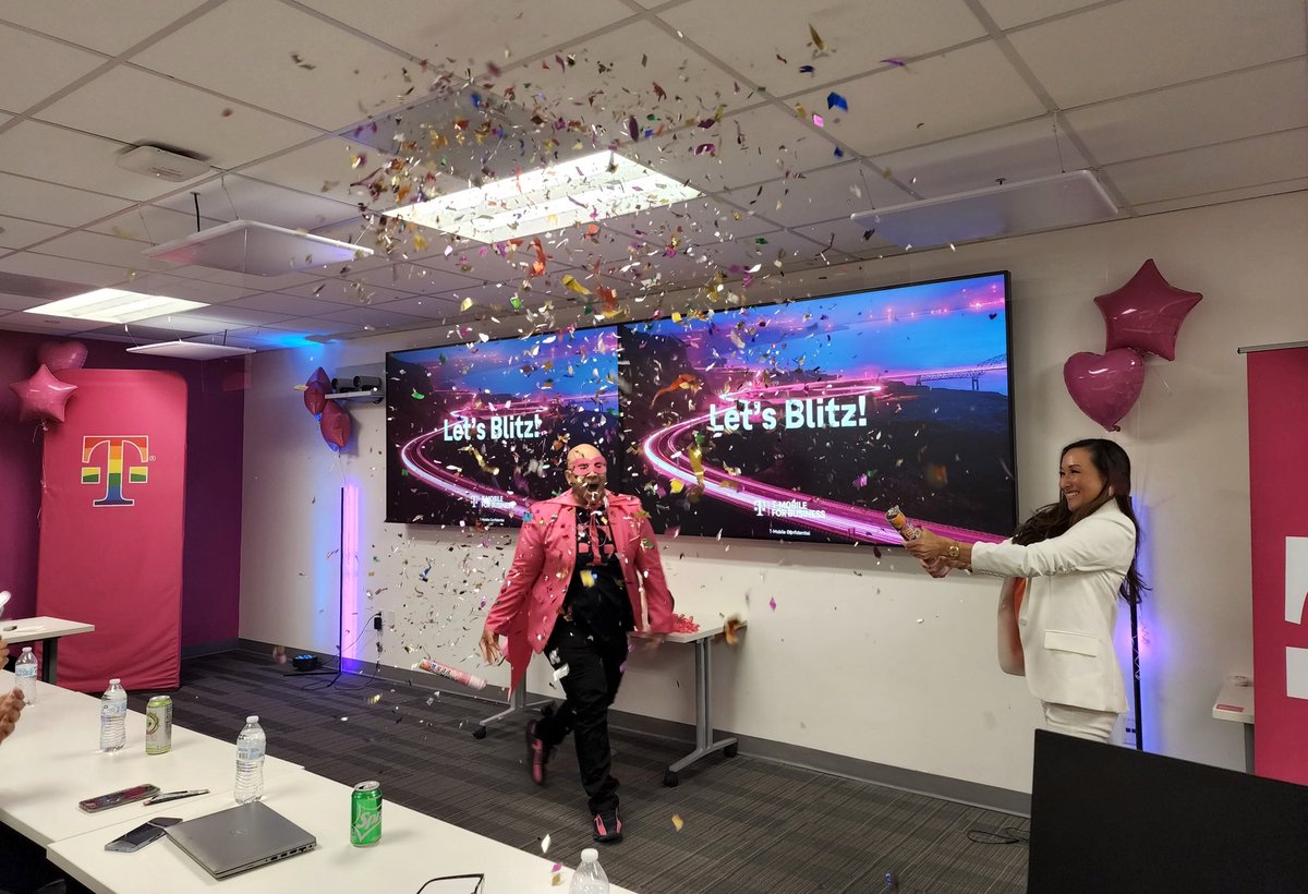 CherylKeeler8's tweet photo. This T-Mobile Business team is disrupting the world of Business Internet! I had so much fun kicking off the day with our leaders. Best in the business! So much love for this crew! 💖🎉🎉🎉🎉 https://t.co/oprFQSbKbX