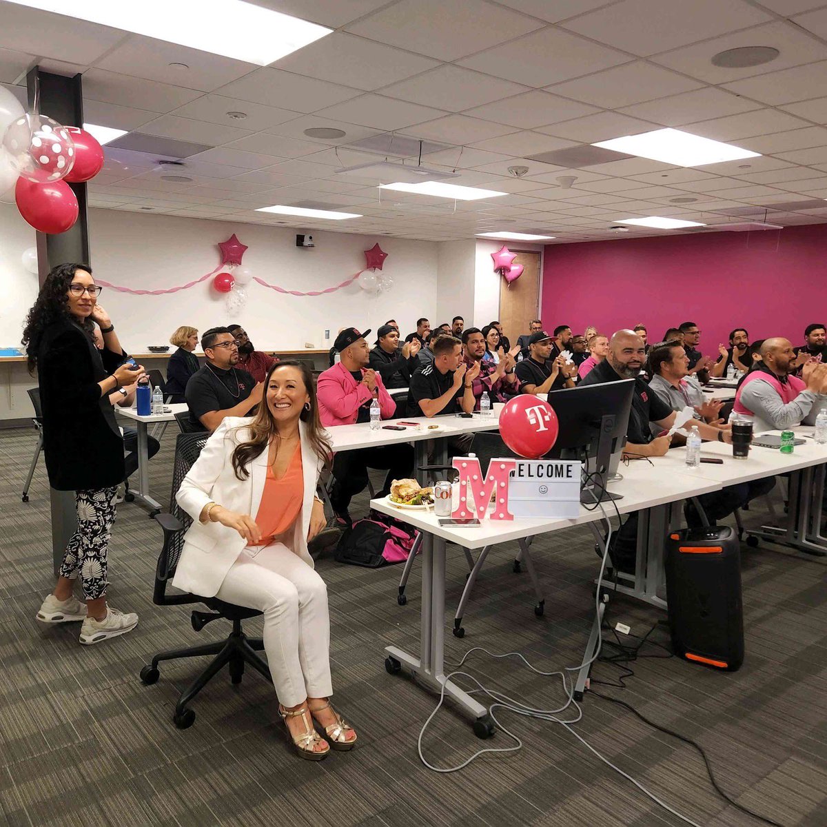 CherylKeeler8's tweet photo. This T-Mobile Business team is disrupting the world of Business Internet! I had so much fun kicking off the day with our leaders. Best in the business! So much love for this crew! 💖🎉🎉🎉🎉 https://t.co/oprFQSbKbX