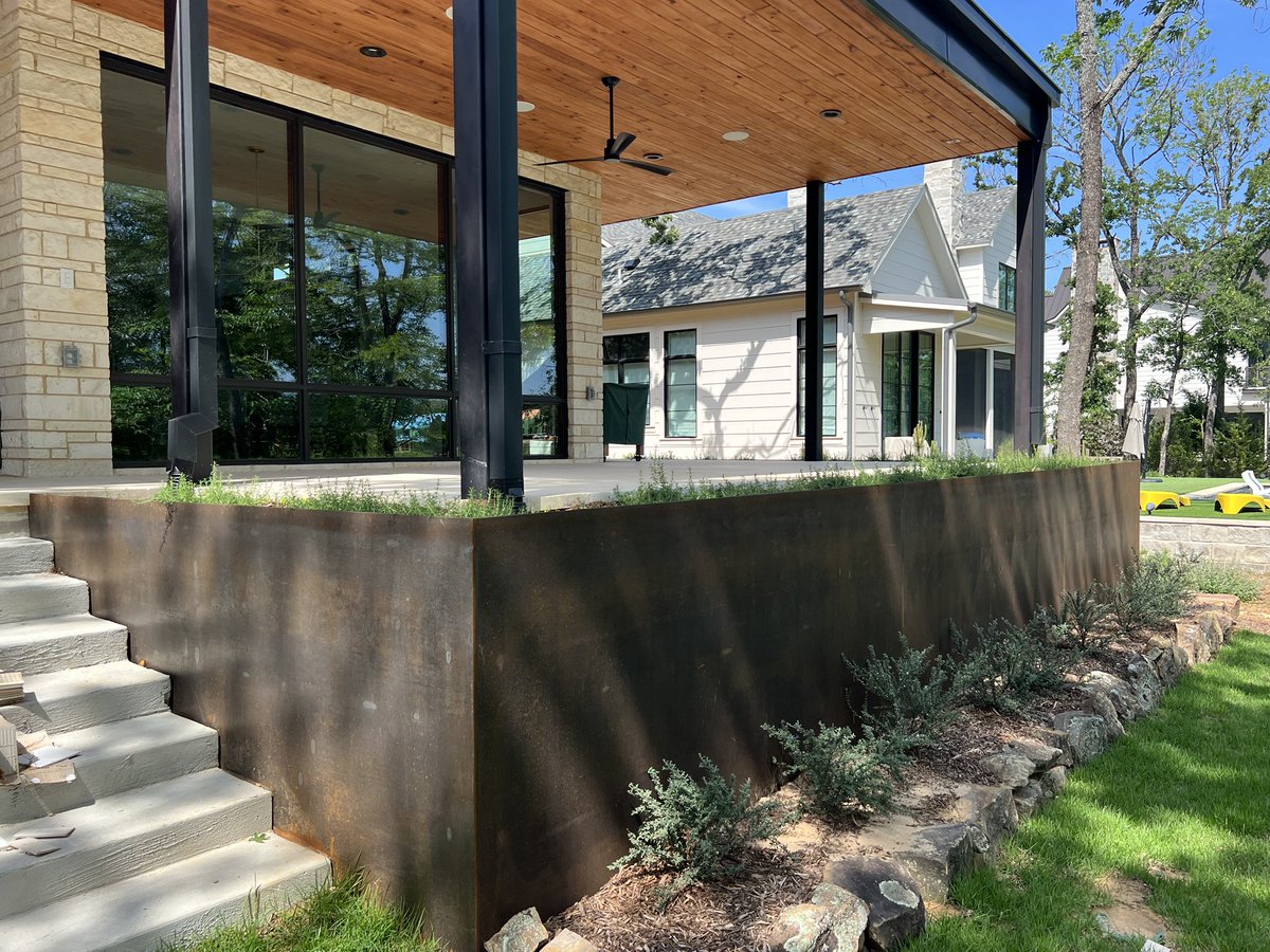 agfcustom's tweet photo. Custom retaining wall planter project complete! Such a simple yet stunning way to add something unique to your home. Do you like it? Comment, like or share! 👍🏼❤️
#planterbox #planters #landscape #retainingwall #texasconstruction #gardening #dallashome #dallastx #dfw #texas https://t.co/wZdbSoXJSu