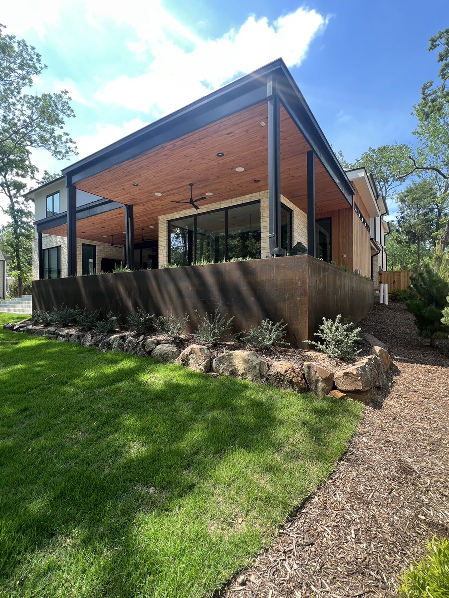 agfcustom's tweet photo. Custom retaining wall planter project complete! Such a simple yet stunning way to add something unique to your home. Do you like it? Comment, like or share! 👍🏼❤️
#planterbox #planters #landscape #retainingwall #texasconstruction #gardening #dallashome #dallastx #dfw #texas https://t.co/wZdbSoXJSu
