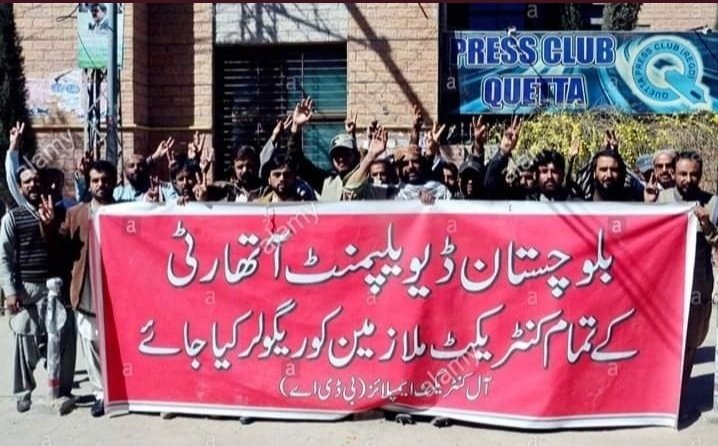 BalochistanQ's tweet photo. غریب صوبے بلوچستان پر ظلم بند کیا جائے۔ عوام سراپا احتجاج لیکن کوئ سننے والا نہیں۔
👈👈بلوچستان ڈیویلپمنٹ اتھارٹی کے623کنٹریکٹ پروجیکٹ ملازمین کوانصاف دے دیں۔ 
پچلے 17 سال سے کنٹریکٹ پر ہیں لیکن 5 سال سے ایکٹنگ چارج پر مسلط چیئرمین ان کو اب ریگولر نہیں ہونے دے رہا ہے
#DGISPR https://t.co/BhQyvMtNcU