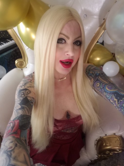 AspenPeeks - 2 pic. Who's your homegirl? 💋 #inkedmodels #tattoo #homies https://t.co/nop5rXPO2F