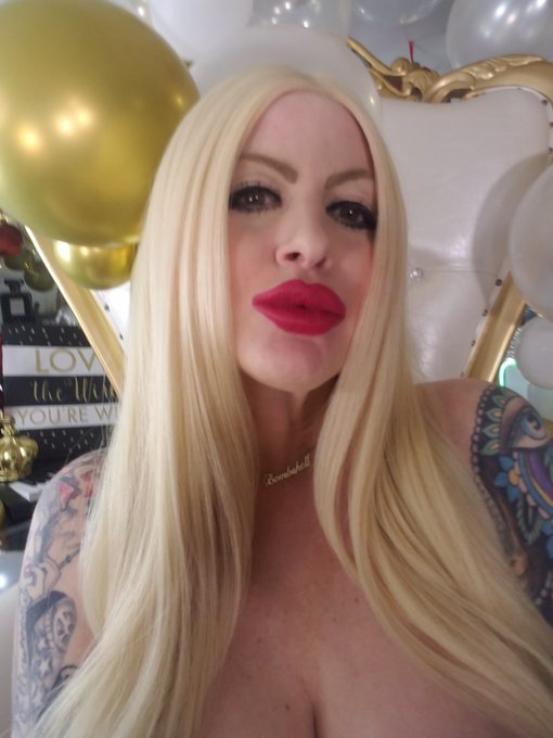 AspenPeeks - 3 pic. Who's your homegirl? 💋 #inkedmodels #tattoo #homies https://t.co/nop5rXPO2F