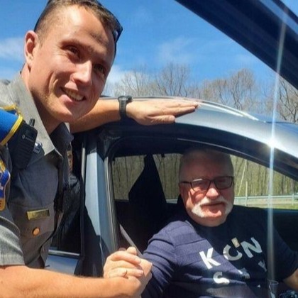 WFSBnews's tweet photo. A Conn. State Trooper says he assisted former Polish President Walesa after he got a flat tire on I-84 in Tolland. https://t.co/c3FxsFFdgg https://t.co/83PIxFfllI
