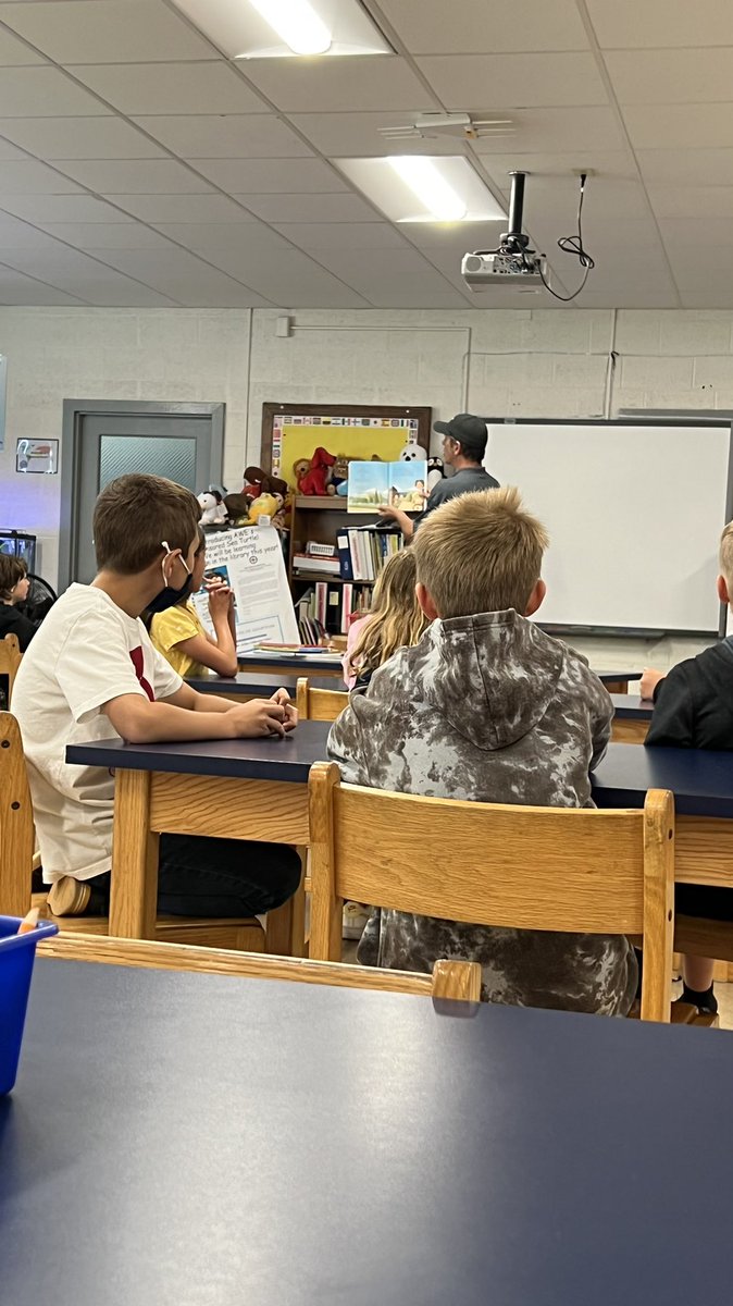 MsPetersen_'s tweet photo. Rotary Reads sharing a story with 4th and 5th DL students @AweEagles 📚💫. THANK YOU!!! https://t.co/eSe9gyJhIu